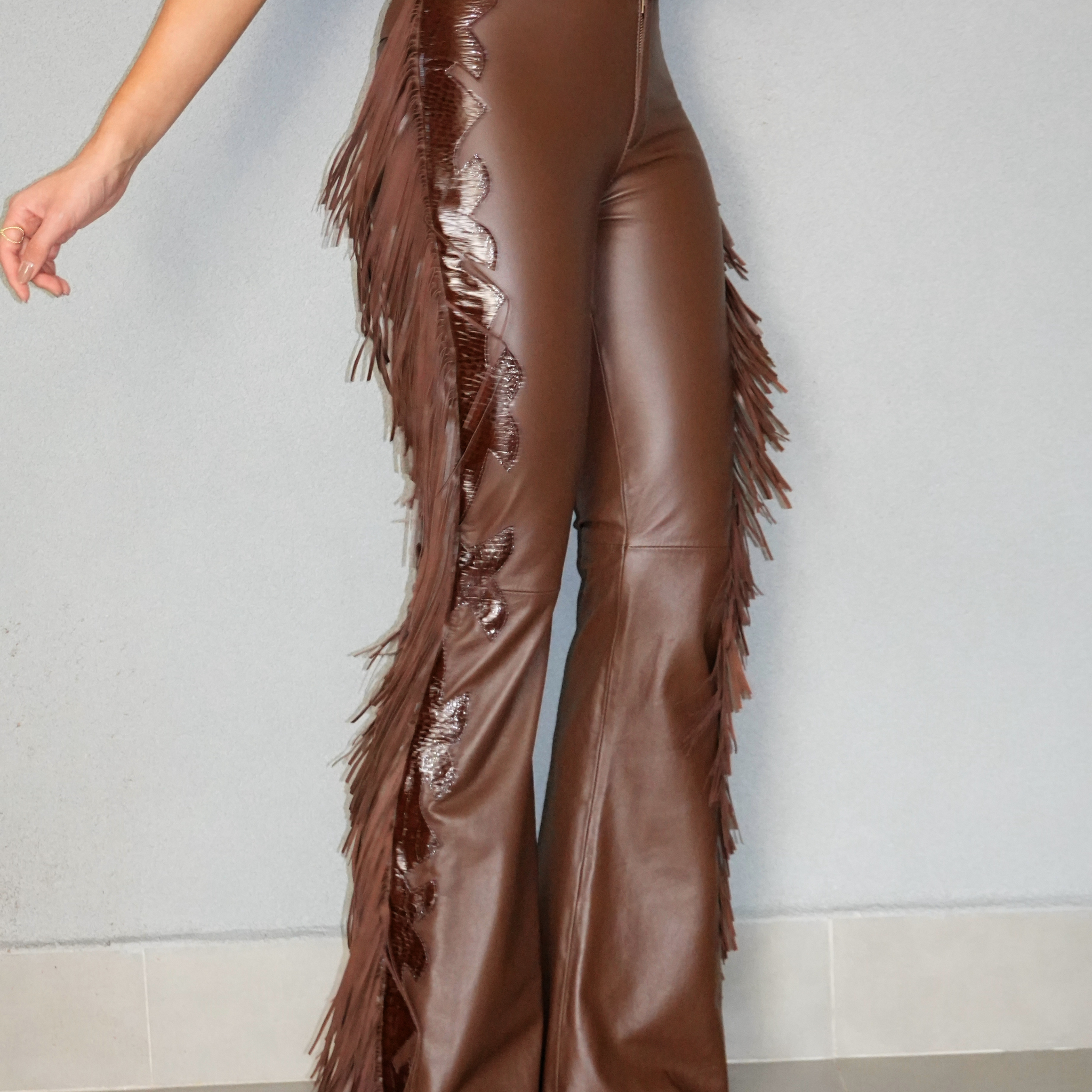 Calça de Couro Pelica - Western de Franjas e Detalhe Croco - Isabela