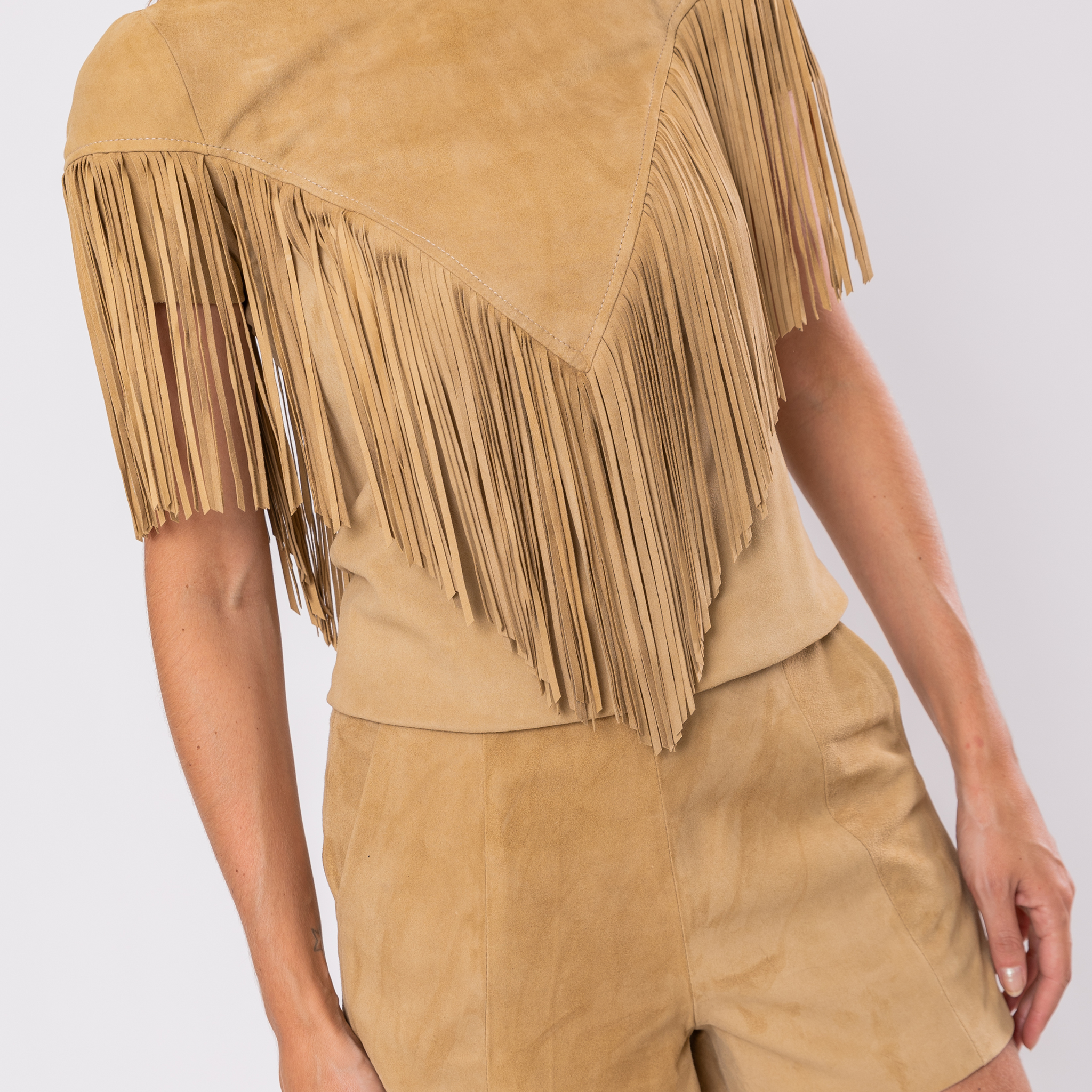 Blusa de Couro Pelica com Franjas em V - Samara - Camelo Camurça