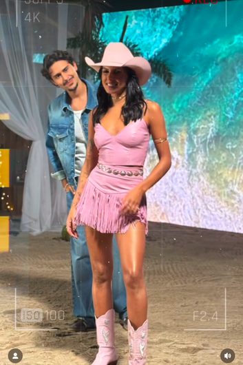 Saia Curta de Couro Pelica com Pala Triangular e Franjas - Marcela | Rosa