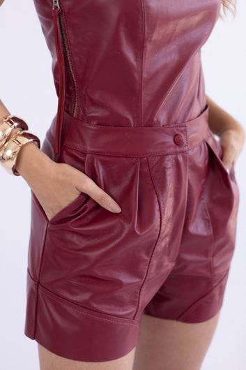 Short de Couro Pelica com Pregas e Cós - Mariele | Marsala