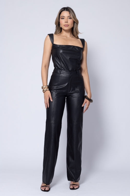 Calça de Couro Pelica - com modelagem reta - Gabi