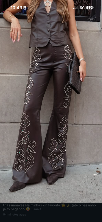 Calça de Couro Pelica com Tachas e Bordado