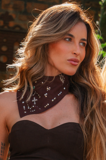 Lenço de Couro Chamoi Bordado - Ana Paula