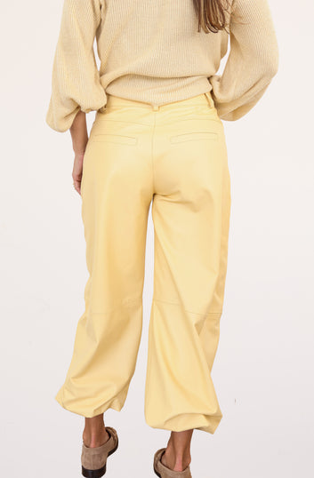 Calça de Couro Pelica - com Modelagem Barrel - Solange | Amarelo
