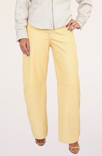 Calça de Couro Pelica - com Modelagem Barrel - Solange | Amarelo