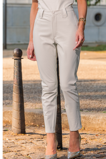 Calça Justa em Couro Pelica  - Giovana | Off White