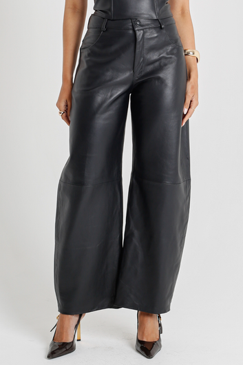 Calça de Couro Pelica - com Modelagem Barrel - Solange | Preta