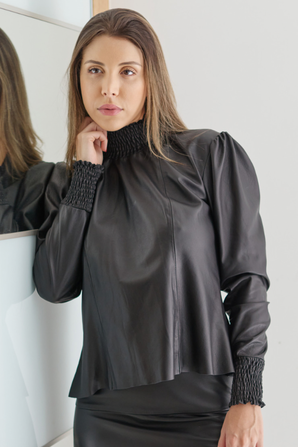 Blusa em Couro Pelica - Trícia | Preta