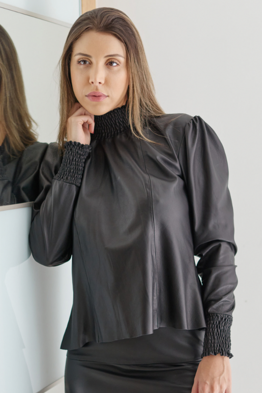 Blusa em Couro Pelica - Trícia | Preta